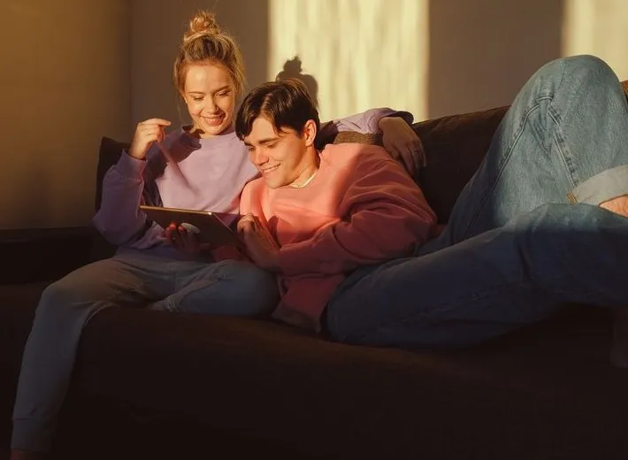 Pareja planificando su casa propia